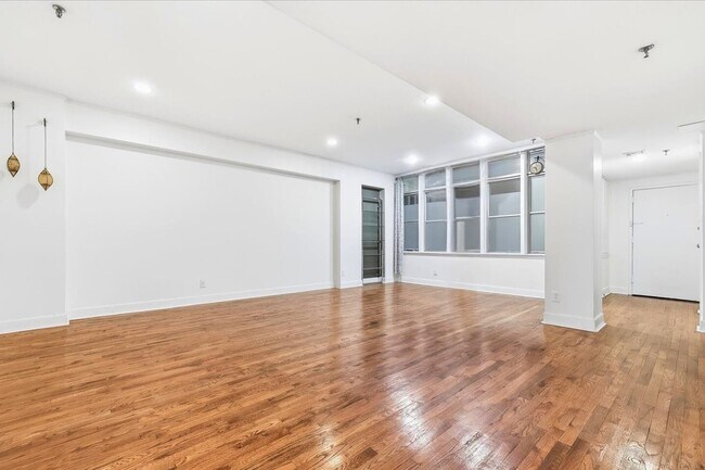 Building Photo - 357 Varick St