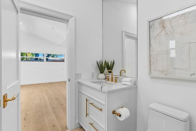 Building Photo - 735 NE 6th St