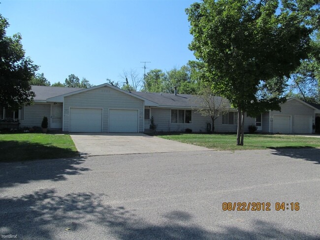 Building Photo - 3 br, 1 bath Townhome - Martin House Townh...