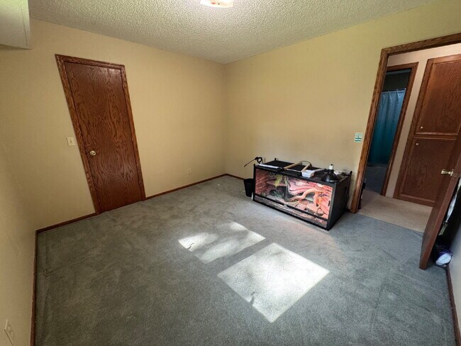 Building Photo - Charming 4-Bed Lakeville Home with Spacious 2000 Sq Ft & Gleaming Neighborhood!"