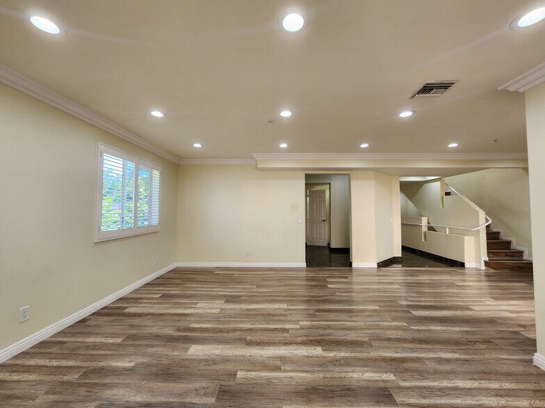 Building Photo - 420 Riverdale Dr