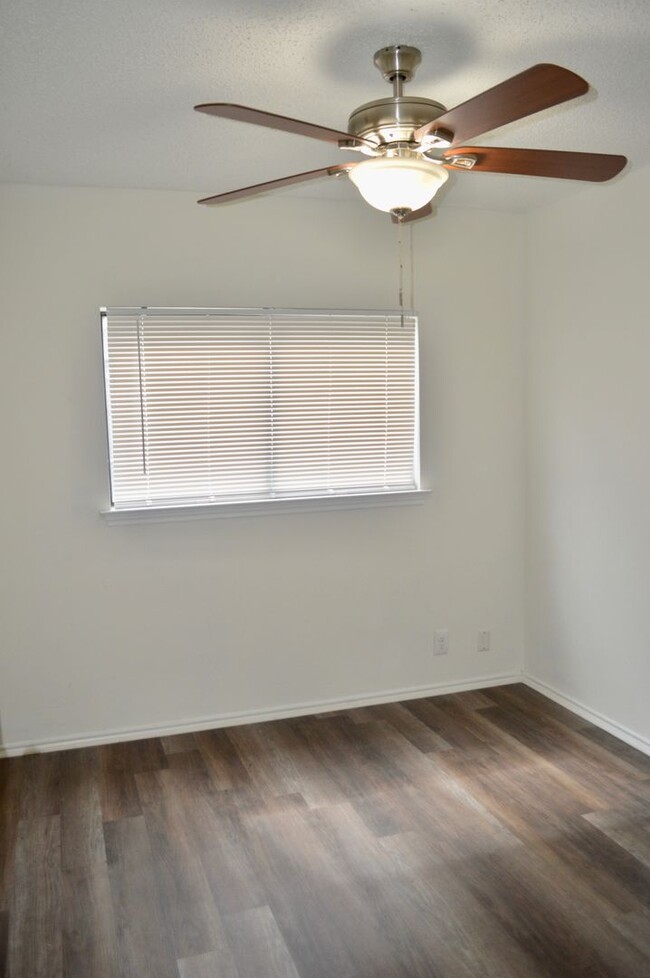 Building Photo - Charming 3 bed 2 bath with a converted gar...