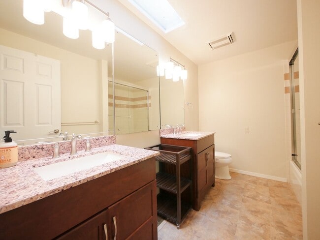 Building Photo - 3 Bed and 3 Bath Plus Office Private Singl...