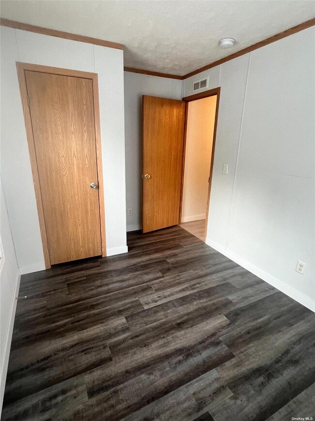 Building Photo - 588 Hubbard Ave