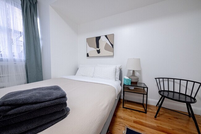 Building Photo - 305 E 95th St