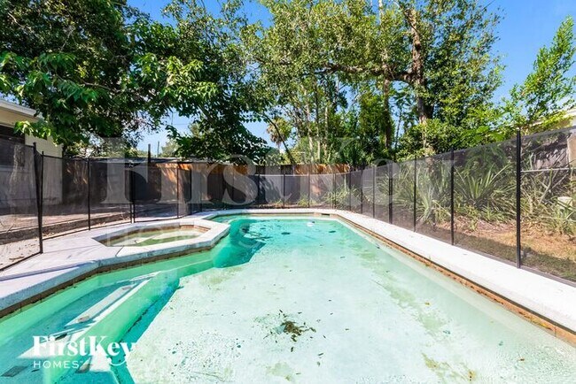 Building Photo - 630 N Lakemont Ave