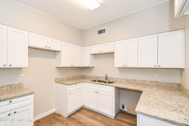Building Photo - 10560 Citrus Ln