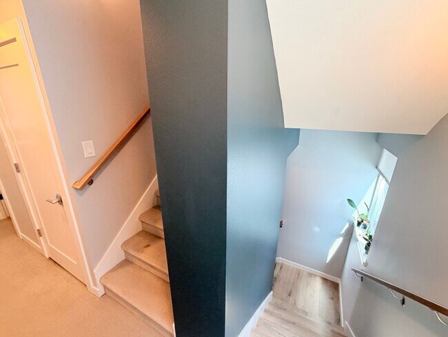 Building Photo - Modern & Spacious 3-Story Home in Seattle