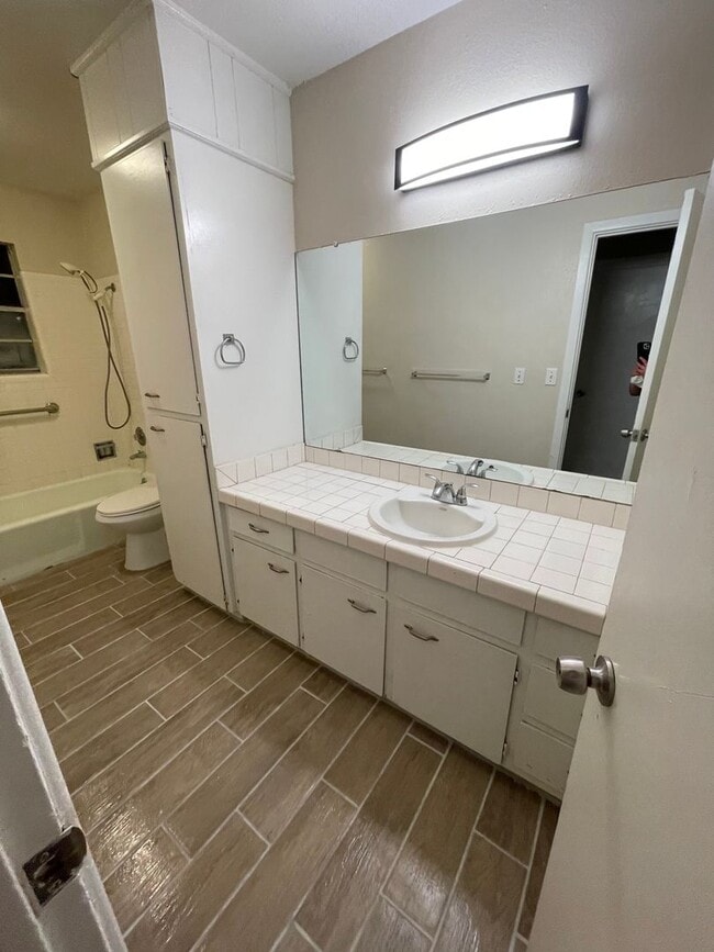 Building Photo - Spacious 2 bedroom with applicances