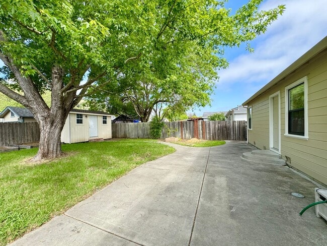 Building Photo - 3 Bedrooms, 1 1/2 Bathrooms, Classic Napa ...