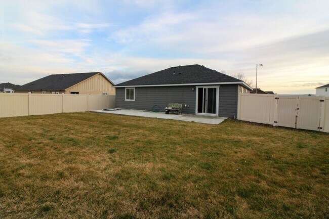 Building Photo - 3 bedroom, 2 bath home in Pasco