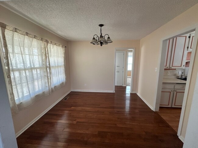 Building Photo - 957 N Ridgewood Dr