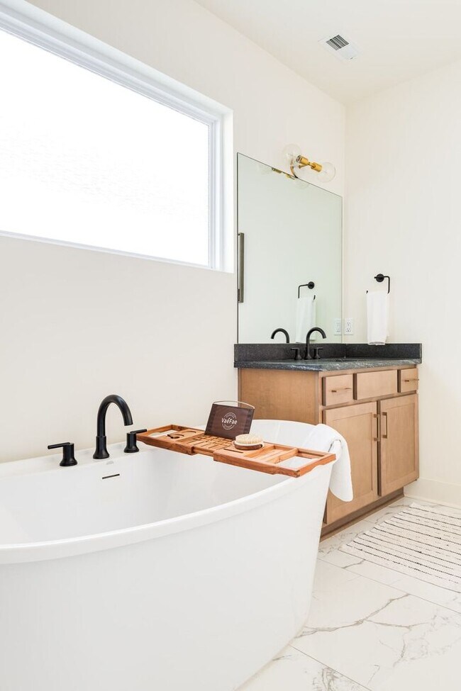 Building Photo - Fully Furnished - Designer Home (Flexible Lease Options)