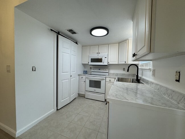 Building Photo - 2 Bedroom 1.5 bath Townhome - just RENOVATED