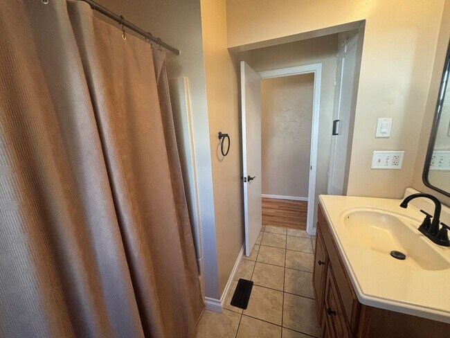 Building Photo - Charming 3 Bedroom 1 Bath single story home, with large yard