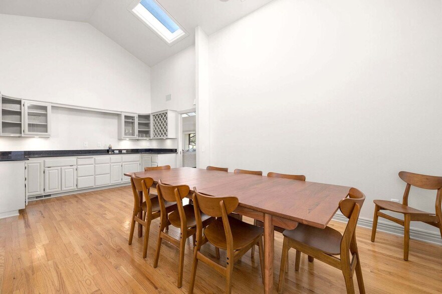 Building Photo - 515 NW D St