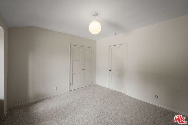 Building Photo - 9149 Hillsboro Dr