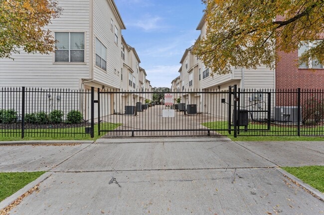 Building Photo - 2905 Crawford St