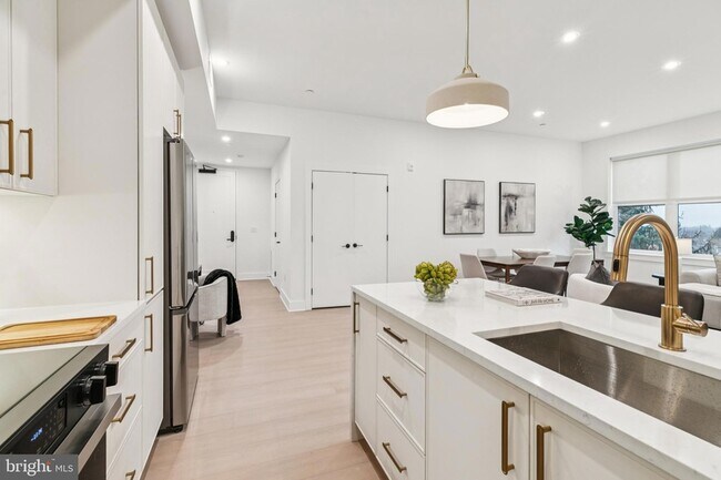 Building Photo - 30 W Allens Ln