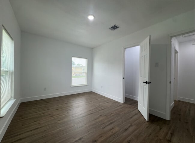 Building Photo - 1203 W 6th St