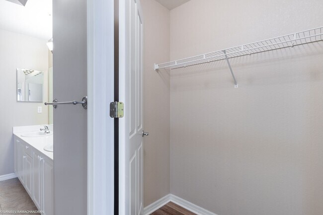 Building Photo - WALKING DISTANCE TO SUNSEEKER RESORT AND P...