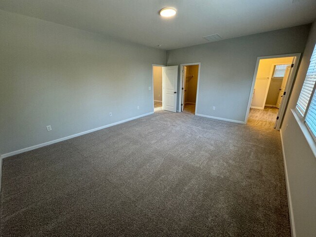 Building Photo - LIKE-NEW 4 Bed/4 Bath in N. Raleigh!