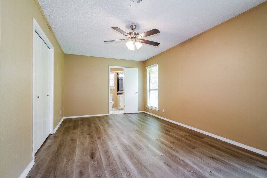 Building Photo - 1104 Meadow Lake Dr