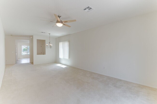 Building Photo - Spacious & Bright 3-Bed Home in Desirable ...