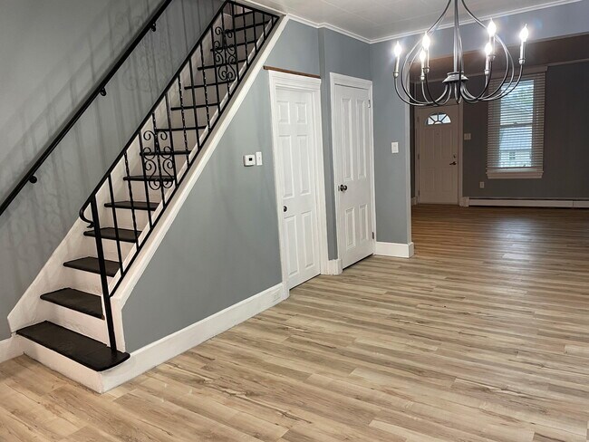 Building Photo - 112 S Main St