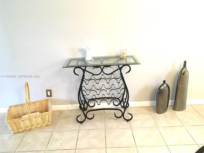 Building Photo - 9410 N Hollybrook Lake Dr