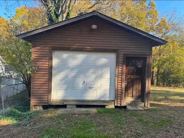 Building Photo - 305 Smith St