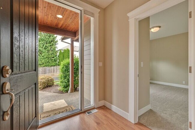 Building Photo - Move In Ready One Level Vaulted Ceiling Home Close to Pacific University!