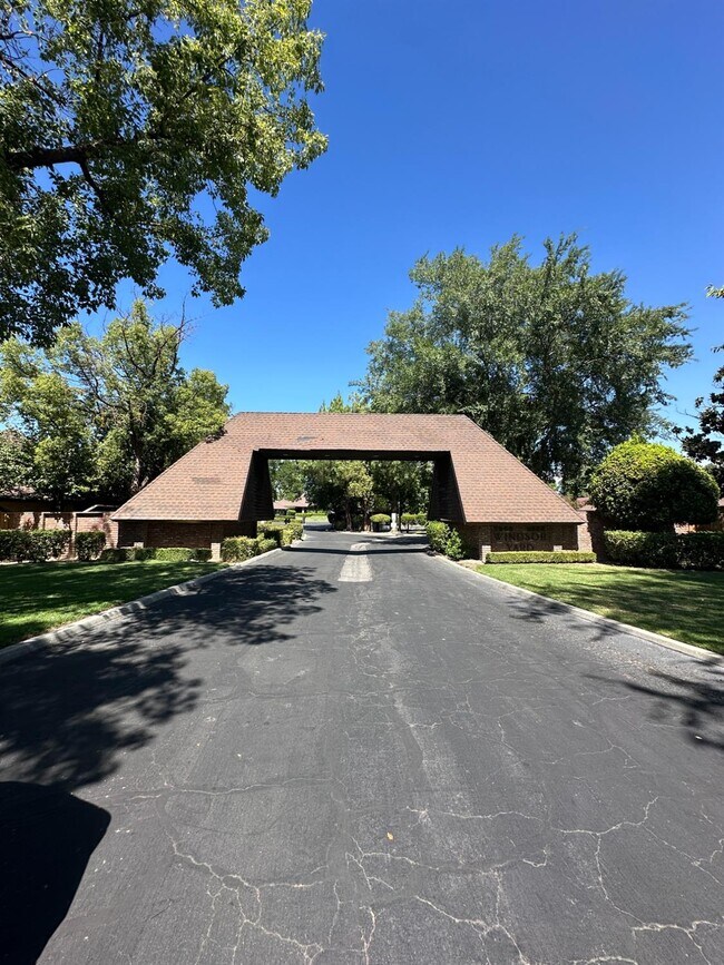Building Photo - 5072 N Forkner Ave