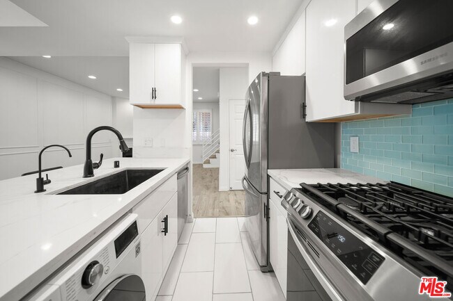 Building Photo - 812 N Hudson Ave