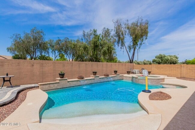 Building Photo - 17424 W Rimrock St