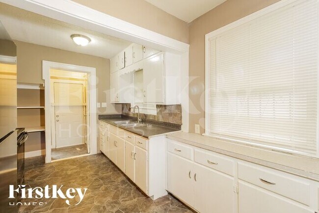 Building Photo - 6220 Tracy Ave