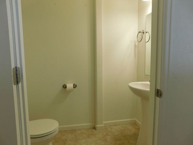 Building Photo - Modern Energy Star Condo