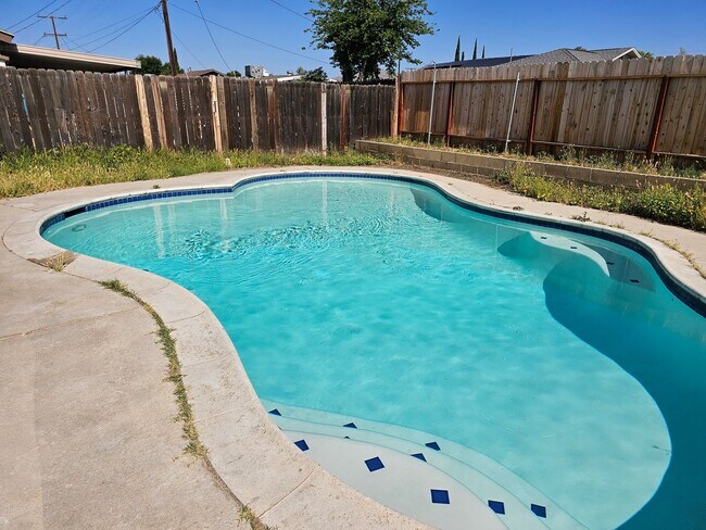 Building Photo - Practically New Home in Moreno Valley with...
