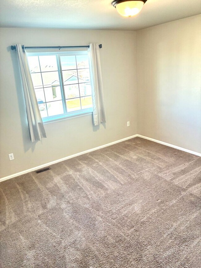 Building Photo - Beautiful 4 Bed/3 Bath West Greeley Home – Spacious Lot & Great Location! Free February Rent! Mov...