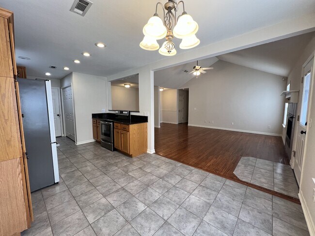 Building Photo - 1005 Zachary Dr