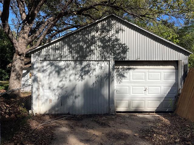 Building Photo - 2420 Oakwood Terrace