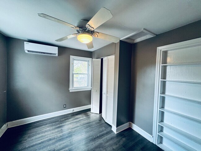 Building Photo - Adorable Cottage