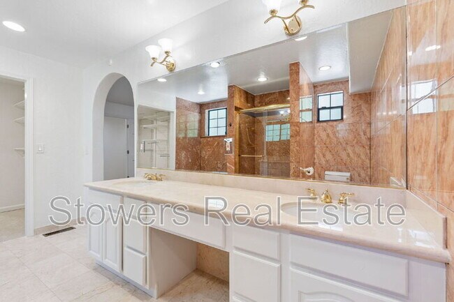 Building Photo - 1121 Douglas Ct