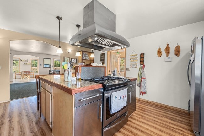 Building Photo - 1005 N 3rd St E