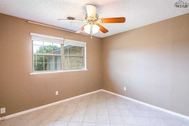 Building Photo - 10 Jo Ann Cir