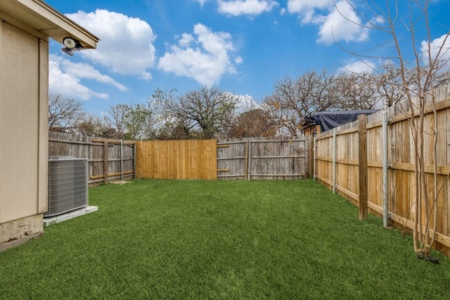 Building Photo - Southeast Dallas 3-Bed Home with New Featu...