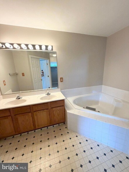 Building Photo - 565 Tuliptree Square NE
