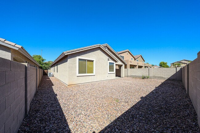 Building Photo - Charming 4 Bed 2 bath 2 Car Garage Home in...