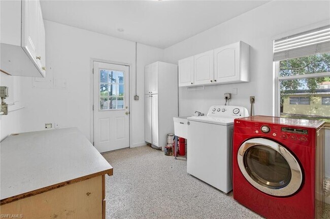 Building Photo - 1420 Maravilla Ave