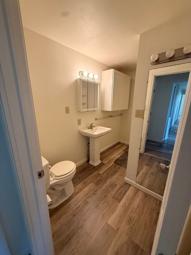 Building Photo - 2 Bedroom 1 Bathroom Apartment For Rent!